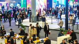 Световно изложение показва най-новото в мобилните технологии