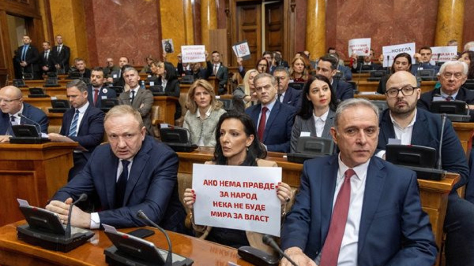Екшън в сръбския парламент. Народните представители се замерят с бутилки | StandartNews.com