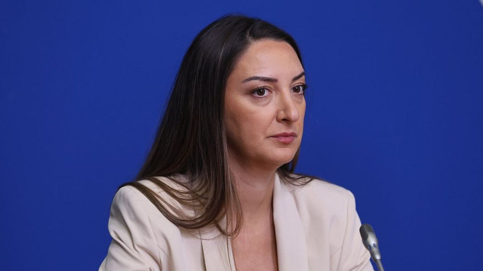Хвърлиха тежки обвинения към депутатката с бебето! Тя: Няма да се откажа! | StandartNews.com