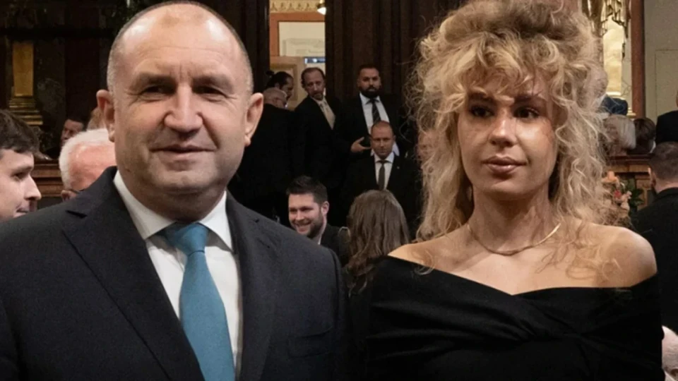 Щерката на Радев играе с гаджето на Кърджилова | StandartNews.com