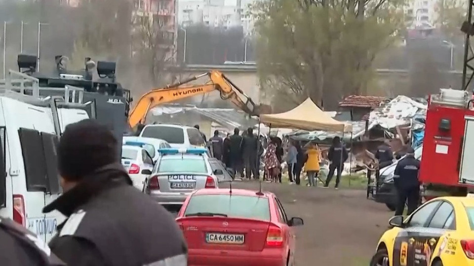 Багери, полиция и водно оръдие! Голямо напрежение в София | StandartNews.com