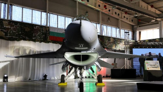 Три версии за дефекта в F-16