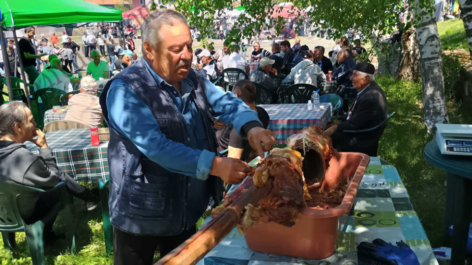 Народът не жали пари за празник. 70 лева за кило чеверме | StandartNews.com