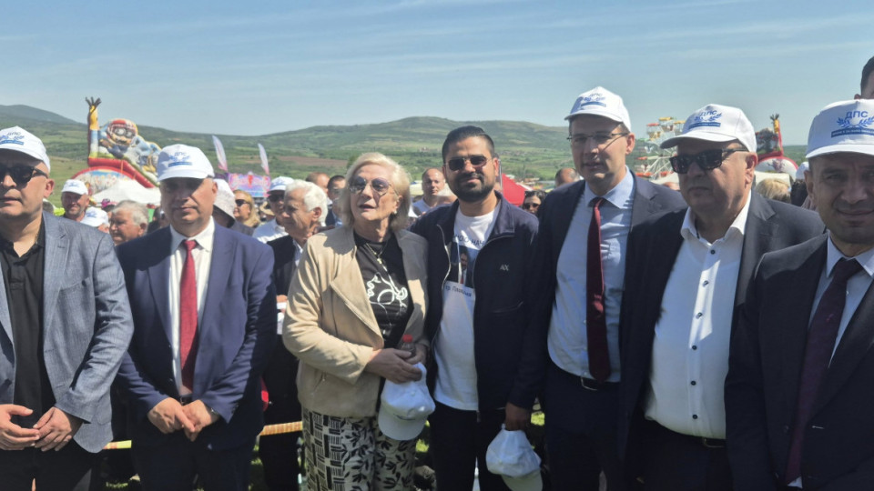 ДПС-Ново начало почете героите на демокрацията. Хиляди в Караманци | StandartNews.com