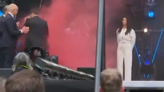 Екшън в Нидерландия! Хвърлиха бомба по полския премиер (Видео)