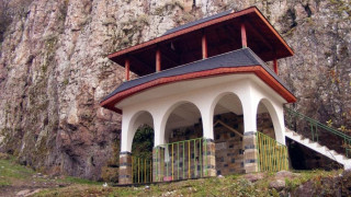 Уникално място у нас, в което се намира лек един път в годината