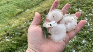 Градушка колкото яйце с невиждани щети. Много места са под вода