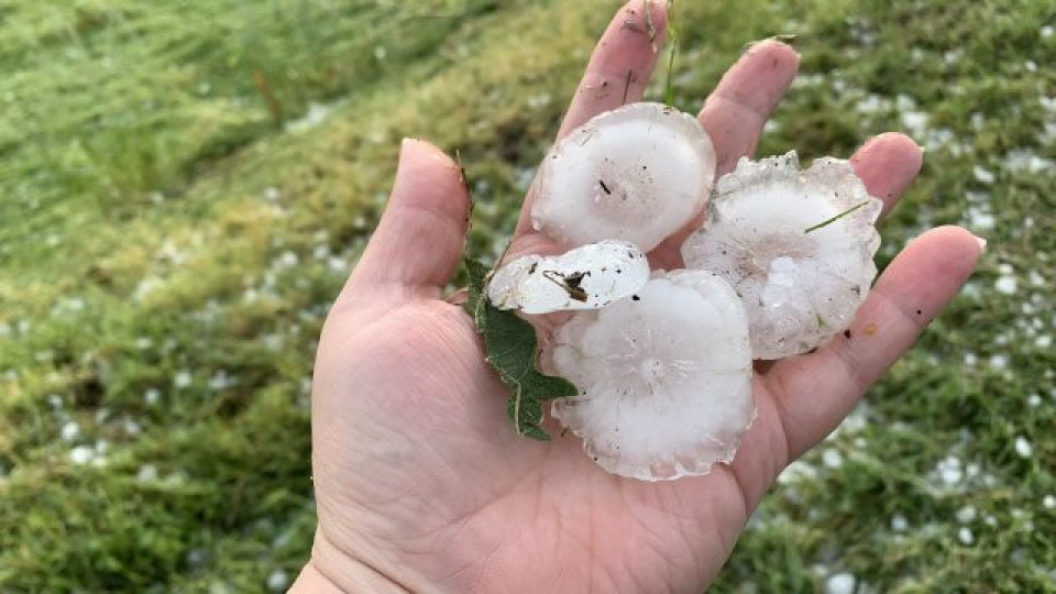 Градушка колкото яйце с невиждани щети. Много места са под вода | StandartNews.com