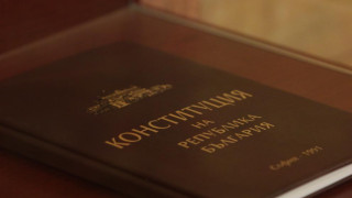 Преподаватели от юридическите факултети скочиха срещу Радев