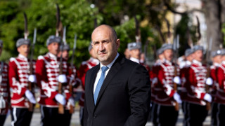 Радев заряза спорещите за еврото политици и заминава за Япония