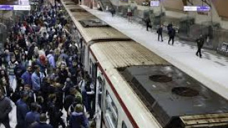 Жена инвалид стовари тежък чук върху стачниците в София!