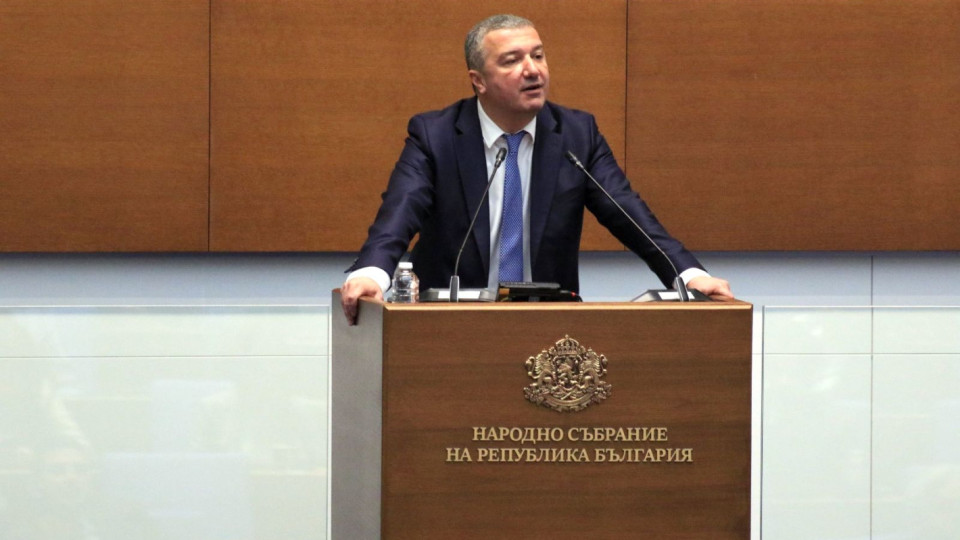 Скандал между БСП и Възраждане в парламента заради пенсиите! | StandartNews.com