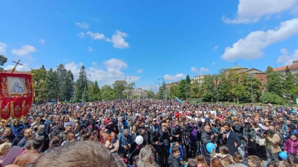 Невиждано шествие! Хиляди подкрепиха религия в училище /СНИМКИ/ | StandartNews.com