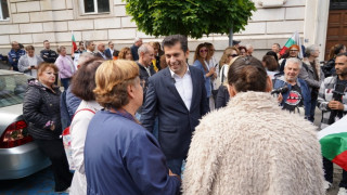 Рехав митинг. Кики и Найо пред кметството