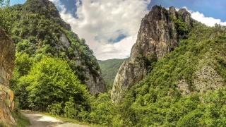 Живописна екопътека, от която се виждат две реки