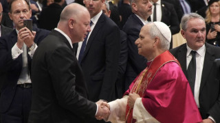 Желязков влиза на аудиенция при папа Лъв ХІV