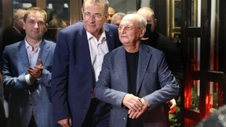 Млади бягат с 200 от дерибеите на Доган. Разпад