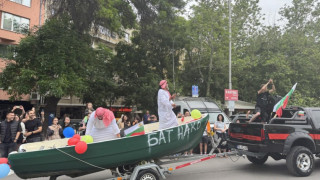 Абитуриент пристигна с лодка на бал в Пловдив, друг подкара бетоновоз