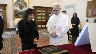 Македонската президентка цъфна при папата