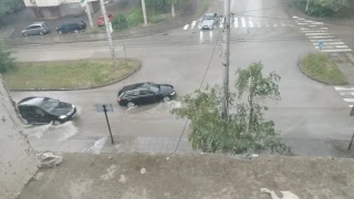 Улици се превърнаха в реки. Страшна стихия в наш град