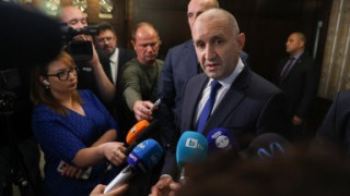 Радев пусна демагогията за еврото! Вкара и народа
