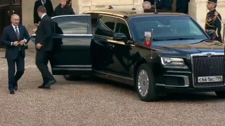 Дама седна в колата на Путин. Всички се питат коя е