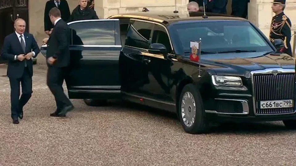 Дама седна в колата на Путин. Всички се питат коя е | StandartNews.com