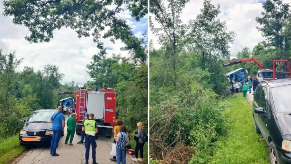 Нова драма на пътя. Пълен автобус се преобърна | StandartNews.com