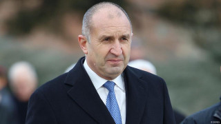Народът освирка Радев. Обърна му гръб