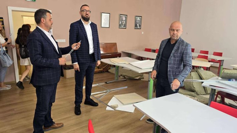 Кошмар в класна стая. Падна таван (СНИМКИ) | StandartNews.com