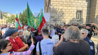 "Възраждане"блокира площада пред парламента /ОБНОВЕНА/