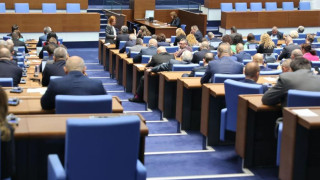 Парламентът посече Радев