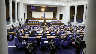 Горещ ден в парламента! Приемат важен закон за кредитите