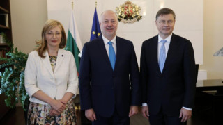 Еврокомисар Домбровскис у нас. Скачат ли цените след еврото?