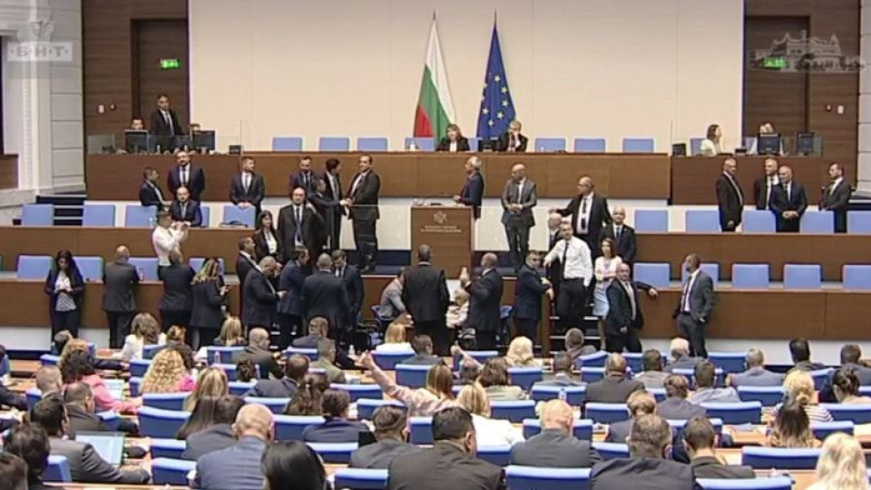 Български депутати лъснаха по света с боята в парламента | StandartNews.com