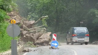 Огромни камъни се срутиха върху кола в София. Линейки хвърчат