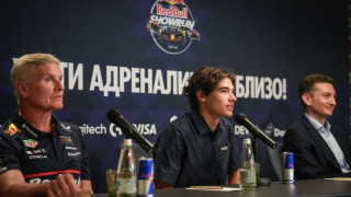 Невиждано шоу в София. Формула 1 пред паметника на Левски