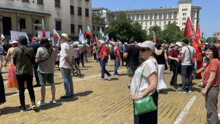 Дежа вю! "Възраждане" пак блокира центъра на София