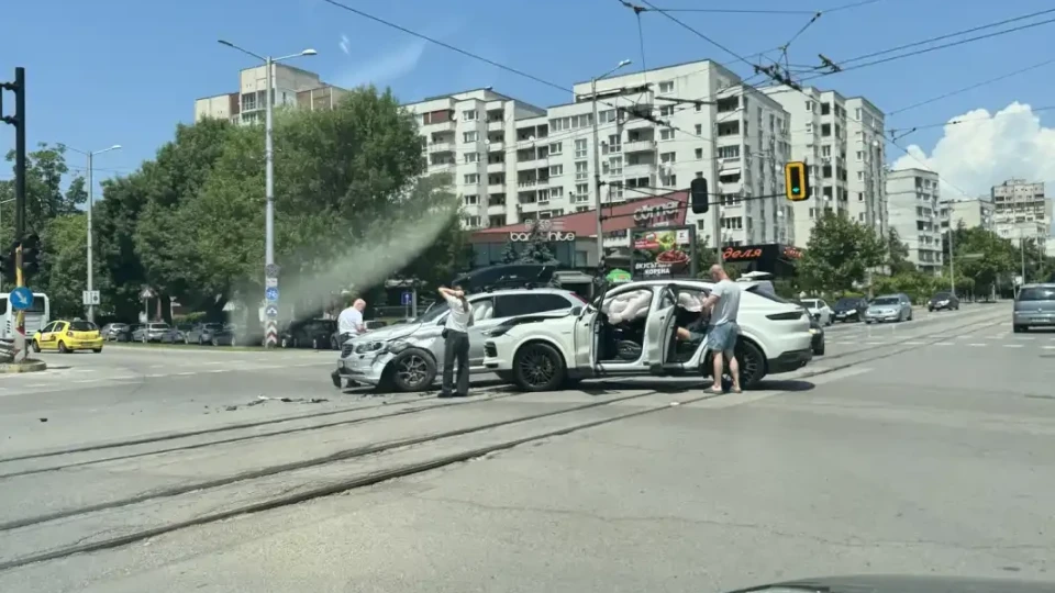 Екшън с луксозно возило на ключово кръстовище. Събраха се десетки свидетели | StandartNews.com