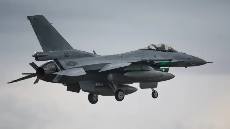До часове! Вторият F16 идва в България | StandartNews.com