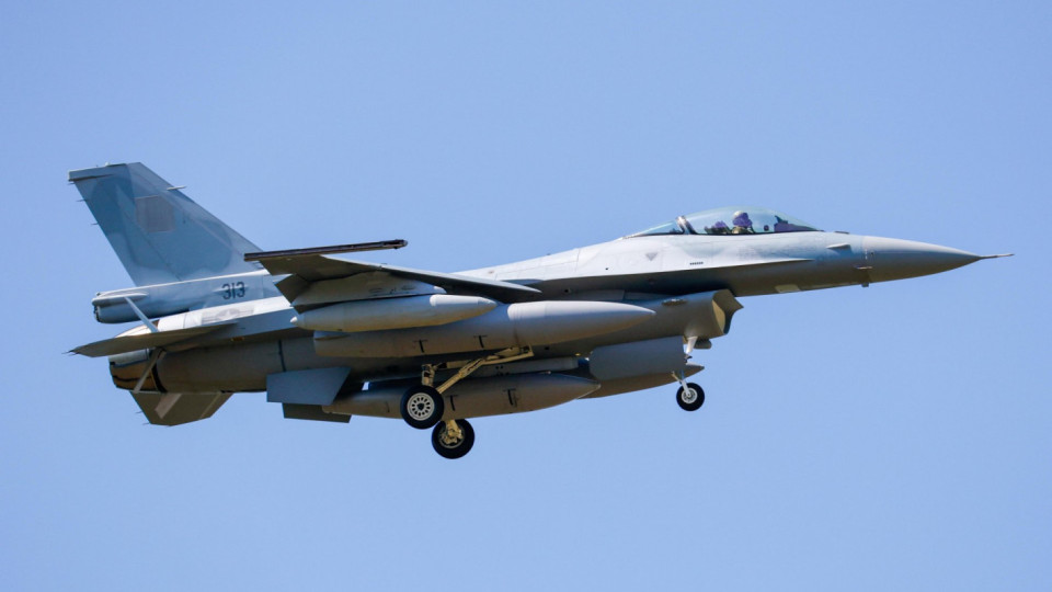 Ето го! Вторият бг изтребител F-16 кацна на "Граф Игнатиево" /ВИДЕО и СНИМКИ/ | StandartNews.com
