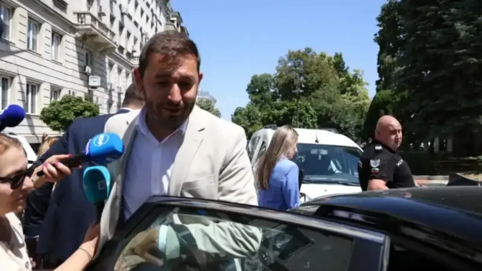 Изведоха зам.-кмет с полиция. "Промяната" гори | StandartNews.com