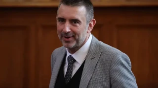 Евродепутат тегли чертата на Кики и пепетата. Кълбото се разплита