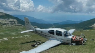 Откриха причината за аварийното кацане на самолет в Пирин