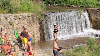 Благоевград без градски басейн и плаж, разхлаждат се в реката
