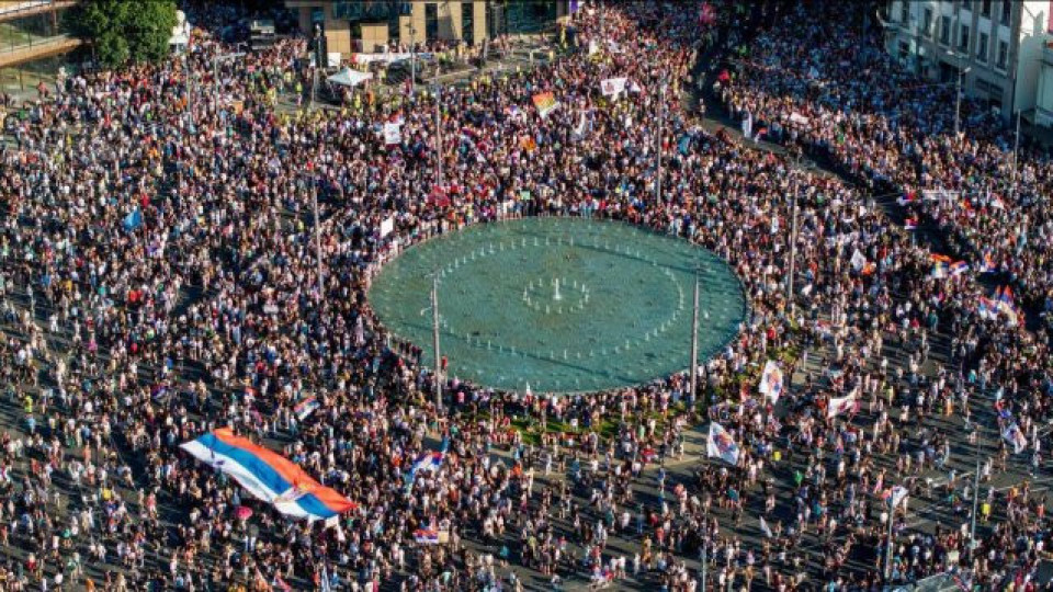 В Белград е страшно!. 40 000 тръгнаха срещу полицията | StandartNews.com