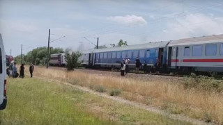 Кошмар във влака от Варна! Летят пожарни и линейки (ВИДЕО)