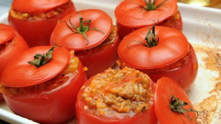 Перфектна лятна рецепта: Пълнени домати като на баба