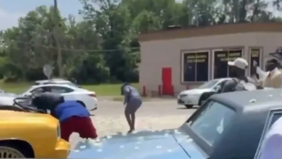 Американци се видяха в чудо! Заваляха пари от небето (Видео) | StandartNews.com