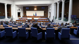 Парламентът гласува третия вот на недоверие срещу кабинета